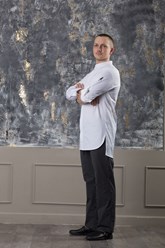 Фасон: Regular fit
Состав: 50% Хлопок, 50% ПЭ
Плотность ткани: ★★☆
Описание: Мужская поварская куртка
Рукав: Длинный, регулируется патой
Цвет: Черный; Белый. 
Способ брендирования: вышивка