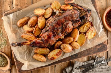 Баранья нога в пряных травах с печеным картофелем