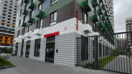 Вход с торца здания, возле магазина "Продукты"