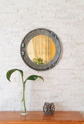 Настенное зеркало в авторской раме иллюминатор, текстура яркая сталь. Персональный заказ по вашим размерам.