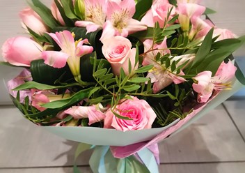 #розовые розы #альстромерии