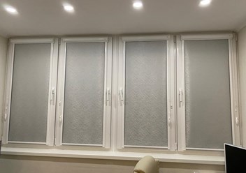 Наши работы: Рулонные шторы BLACKOUT мини кассетные (INTEGRA BOX+) с направляющими. Спальная комната, солнечная сторона.