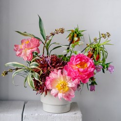 Сезонная весенняя композиция в кашпо с цветами от местных фермеров