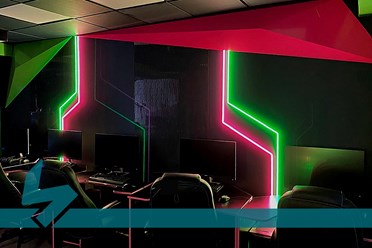 НЕОНОВАЯ ПОДСВЕТКА.
Подробнее https://vk.com/brendmedia_72?w=wall-228156506_601
Графика линий, словно вышедшая за пределы экранов мониторов, превратила стены в художественное произведение, отражающее