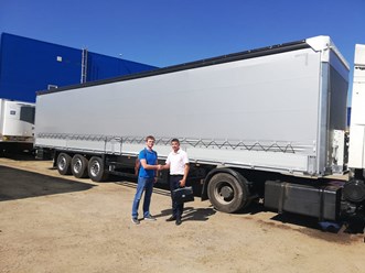Шторный  полуприцеп уезжает к клиенту СГМ-ГРУПП (SGMTRUCKS.RU)