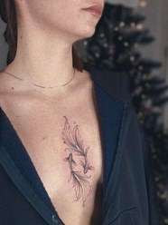 Женская татуировка на груди