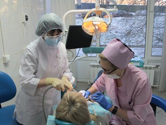 Стоматологи-терапевты клиники Вероника на Уральской улице проводят безболезненное лечение кариеса при любой стадии поражения зубов.