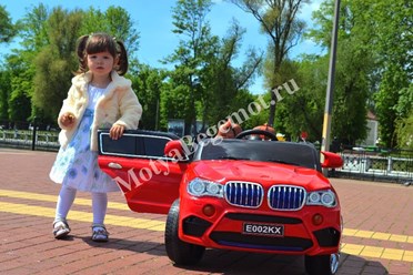 Девочка Даша на автомобиле бмв для детей