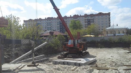 услуги сваевдавливающей установки DTZ 200 . Данная установка работает без шума и вибраций. Усилие вдавливания 200 т, Минимальный отступ от стен 0,85 м.