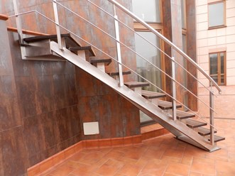 Лестница комбинированная может быть изготовлена из металла, нержавеющей стали, дерева, камня, стекла и т.д. Чаще всего встречаются лестницы из комбинации различных материалов.