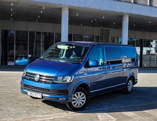 Volkswagen Caravelle на 8 пассажирских мест.
Оптимальный выбор для туристических, семейных и служебных путешествий. Салон авто отличается повышенным комфортом и хорошей оснащенностью.