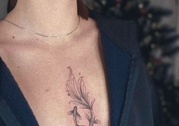 Женская татуировка на груди