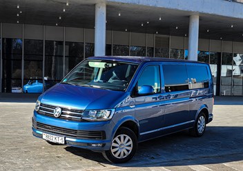 Volkswagen Caravelle на 8 пассажирских мест.
Оптимальный выбор для туристических, семейных и служебных путешествий. Салон авто отличается повышенным комфортом и хорошей оснащенностью.