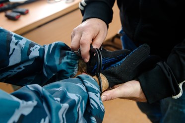 Применение наручников.