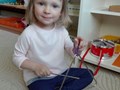В ходе занятия дети знакомятся с музыкальными инструментами; завершается занятие совместными песнями и танцами под музыку.