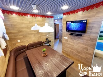 Русский зал в комплексе Царь Баня
Для Вас:
- Жаркая парная из липы
- Большой бассейн с гидромассажем
- Зона отдыха
- Душевая