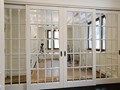 Раздвижные двери. Гардеробная. Массив бука/эмаль/зеркало фацет 30 мм. На заказ.