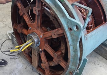 ТО генератора 1МВт -  чистка от загрязнений, мойка, сушка, пропитка статора и якоря, окрашивание эмалью, замена изоляции выводных концов, балансировка якоря, ревизия возбудителя,  диодного моста.