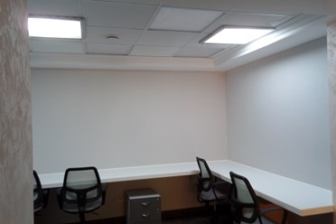 Освещение офисного помещения световодами позволяет исключить затраты на электроосвещение днем