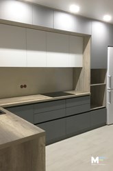 Современная кухня для молодой семьи. Фасады - NTM Fenix. Столешница - пластик ABET. Фурнитура - BLUM.