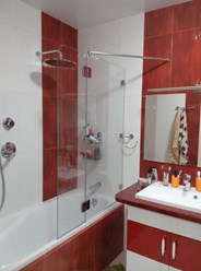 Стеклянные шторки перегородки для ванной изготовление и монтаж..Стеклянная шторка может быть раздвижной или распашной,с глухой стеклянной частью,с дверью из стекла.