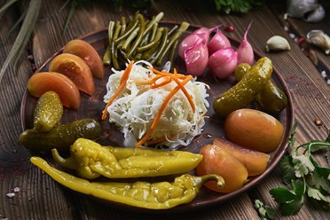 Соленья из бочки - Маринованный чеснок, черемша, бурые томаты, стручковый перец, малосольные огурчики, квашеная капуста | https://gotovitmama.ru/zakuski/holodnye/solenya-iz-bochki.html