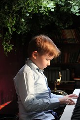 Школа музыки Анны Суворовой «ASNOVA» работает для всех тех, кто хочет стать музыкантом, вне зависимости от возраста и уровня подготовки.