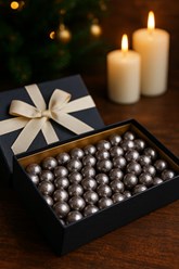 Хрустящие отборные орехи, покрытые тонким слоем высококачественного шоколада, создают гармоничное сочетание натурального вкуса и нежной сладости.