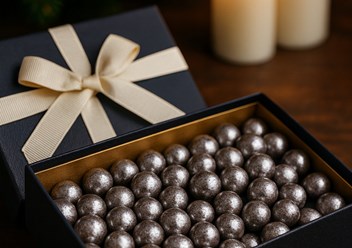 Хрустящие отборные орехи, покрытые тонким слоем высококачественного шоколада, создают гармоничное сочетание натурального вкуса и нежной сладости.