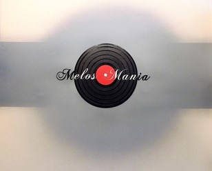 Логотип вокальной студии на стене, пластинка чёрная, MELOS MANIA