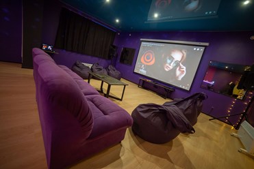 Зал 60м2 рассчитан на 20+ человек 
2 шикарных дивана
6 пуфов
Большой FullHD экран
Чистый звук для караоке
Крутая и атмосферная обстановка