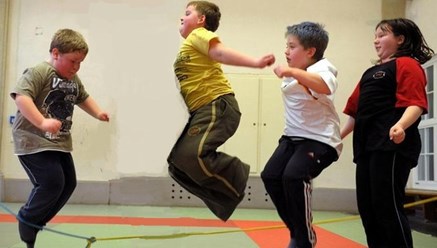 Проводим много активных занятий. Мы не устраиваем сверх нагрузок, наша задача не сбросить вес, а поменять интересы ребенка. Чтобы его стал привлекать активный образ жизни