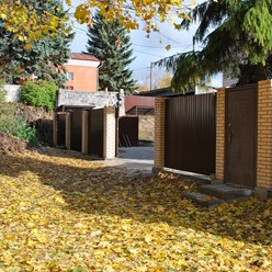 Въездные ворота в гостевой дом