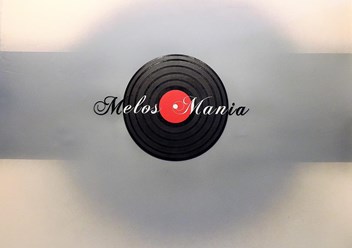 Логотип вокальной студии на стене, пластинка чёрная, MELOS MANIA
