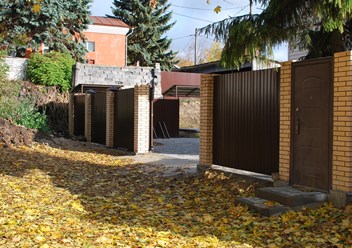 Въездные ворота в гостевой дом