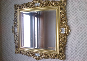 Винтажное зеркало- рама резная из дуба. покрытое золотой эмалью.