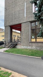 До шоу-рума удобно добраться пешком от метро Петроградская или Горьковская. Для автомобилистов на территории есть бесплатная парковка. Вход по лестнице, с угла здания, выходящего на Б. Монетную.