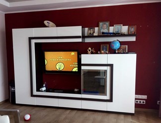 гостиная в белом цвете с интегрированной ручкой