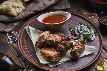 Свиная шейка - Сочная свиная шейка с ароматными специями, приготовленная на углях, подаётся с соусом «Сацебели» | https://gotovitmama.ru/shashlyki/shashlyk-iz-myasa/svinaya-shejka.html