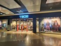 Ремонт магазина ТВОЁ в торговом центре Москвы: брендовый фасад, крупноформатная графика, тёмная входная группа с акцентной подсветкой.