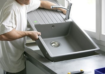 Установка раковины Blanco на кухне