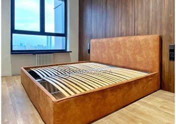 Кровать в стиле Лофт с мягким изголовьем на ножках. Изготовление на заказ. Мебельная фабрика Марко Софа изготавливает на заказ мягкую мебель по своим каталогам, проектам/фото