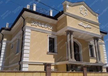 КАК ОБЫГРАТЬ МАССИВНЫЙ ЭРКЕР НА ЛИЦЕВОЙ ЧАСТИ ФАСАДА? В проекте применили много индивидуальных элементов: красивый художественный карниз,  камнями, красивые барельефы на лицевой части фасада.