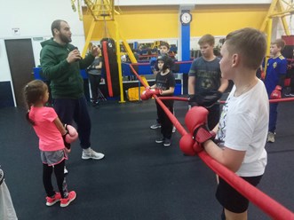 Группы 7-16 лет. Тренер по боксу/кикбоксингу - Салдин Антон
Мастер Спорта России по кикбоксингу,     Серебрянный призер кубка Мира по кикбоксингу, Чемпионом России по кикбоксингу среди профессионалов.