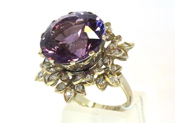 Шикарное золотое кольцо с огромным натуральными аметистом и бриллиантами высшего качества.