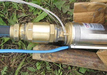 Монтаж скважинного насоса со стальным тросом и обратным клапаном