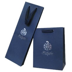 Пакеты из дизайнерской бумаги с пантоном серебро и лентой