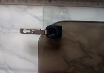 Высверлили отверстия в стекле, под петли