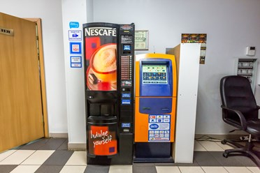 Кофейный аппарат и терминал оплаты