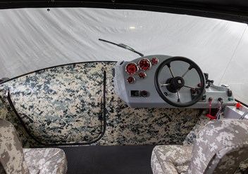 Гибридная аэролодка Роза ветров модель комфорт РВ-6НШ. Внутри салона, руль и приборная панель